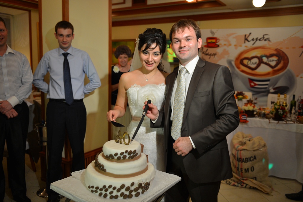Свадебный торт-разрезание
