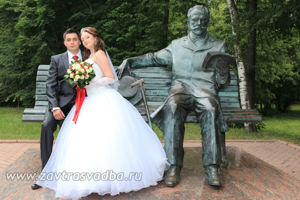 Свадьба в Клину, у памятника Чайковскому