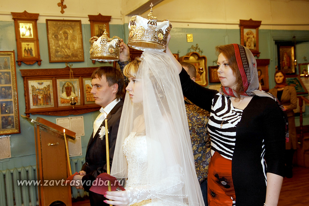 Короны держат свидетели на венчании