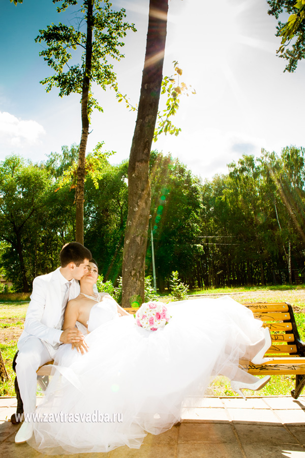 На скамейке - отдых невесты