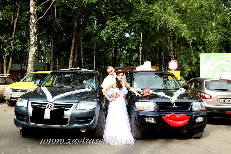 Молодожёны со свадебными авто
