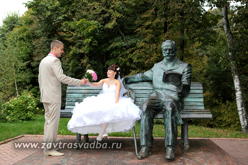Молодожёны у памятника П.И. Чайковского в Клину
