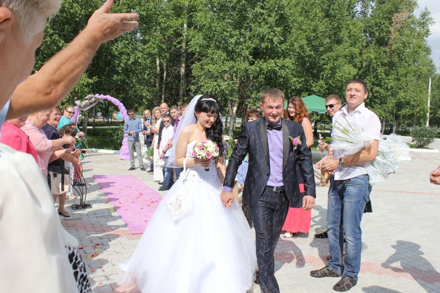 Свадьба на привокзальной площади Тынды