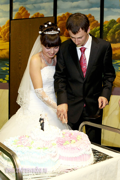 Разрезание свадебного торта на специальной тележке