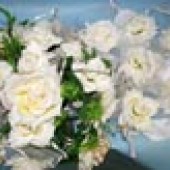 Букет на капот 2 ленты белые розы