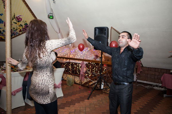 Поздравление армянским танцем